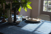 Epais coton couverture tissé à la main, teint avec des motifs carreaux d'indigo dans un style rustique. Peut être utilisé comme jeté, ou comme nappe de table